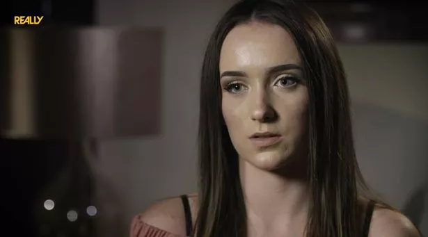 伊恩·亨特利给女儿写了一封令人不安的信,称他是“控制欲强的懦夫”,只提出了一个要求