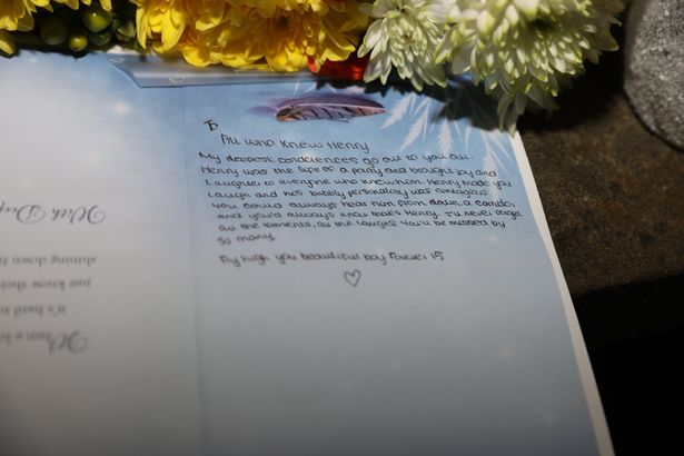 在谢菲尔德学校被刺死的15岁学生的姐姐说她“心碎了”